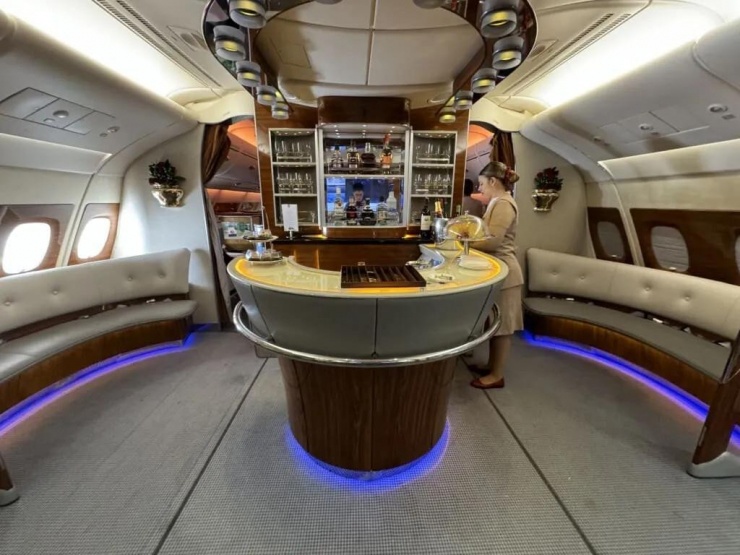 Quầy bar trên không máy bay A380 của hãng Emirates. Ảnh Thealviator