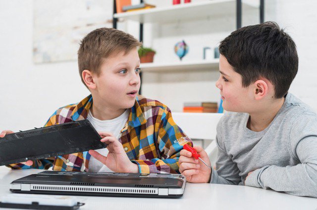 Những trẻ thích trò chuyện và đọc sách không chỉ có nhiều kiến thức hơn mà còn có bộ não linh hoạt hơn, tư duy nhanh nhẹn hơn và trí nhớ tốt hơn. Ảnh minh họa