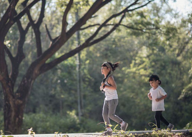 Những hoạt động như chạy bộ, nhảy dây, chơi bóng hay các trò chơi ngoài trời giúp trẻ cải thiện khả năng học tập rõ rệt. Ảnh minh họa
