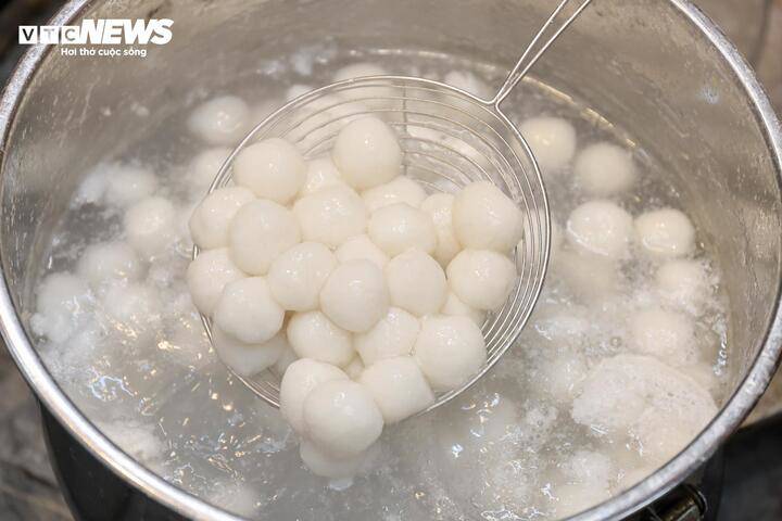 Theo người bán, để bột đạt chất lượng tốt, gạo nếp phải được ngâm nở, trộn thêm chút muối rồi xay mịn, giúp thành phẩm dẻo mềm, dễ nặn và không bị nứt.