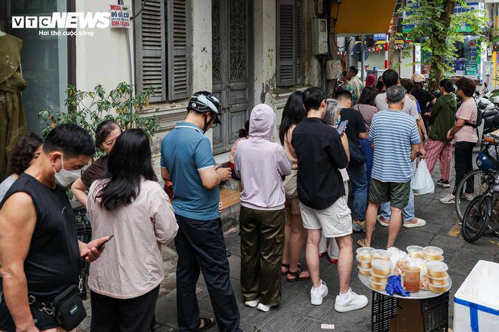 Lượng khách đổ về cửa hàng ngày càng đông, tạo thành hàng dài xếp kín dọc tuyến phố Ngô Thì Nhậm (phường Hai Bà Trưng).