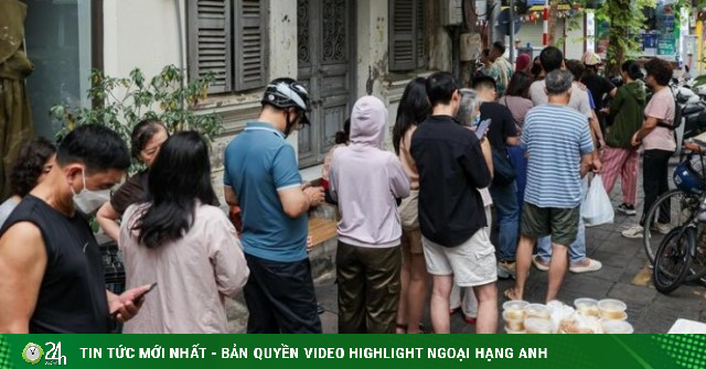 Người Hà Nội xếp hàng cả tiếng chờ mua bánh trôi, bánh chay dịp Tết Hàn thực