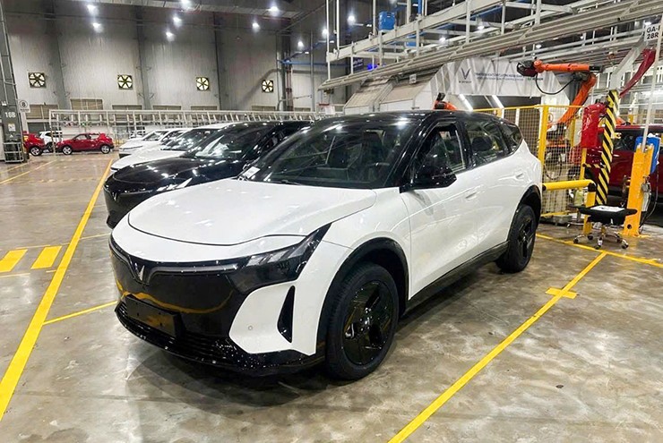 VF 6 và VF 7 cũng sẽ áp dụng kiến trúc E/E, trong đó mẫu xe điện VF 7 bản nâng cấp đã xuất hiện tại nhà máy ở Cát Hải, Hải Phòng.