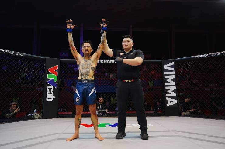 "Thánh cà khịa" Ngọc Lâm có chiến thắng dễ dàng hơn mong đợi 