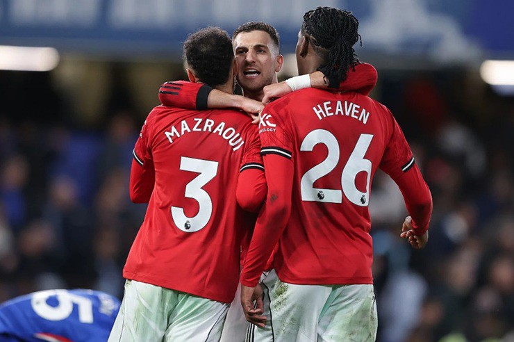 Hàng thủ sứt mẻ của MU giữ sạch lưới trước Chelsea