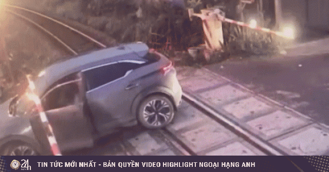 Khoảnh khắc tài xế ôtô tung cửa bỏ chạy trước mũi tàu hỏa