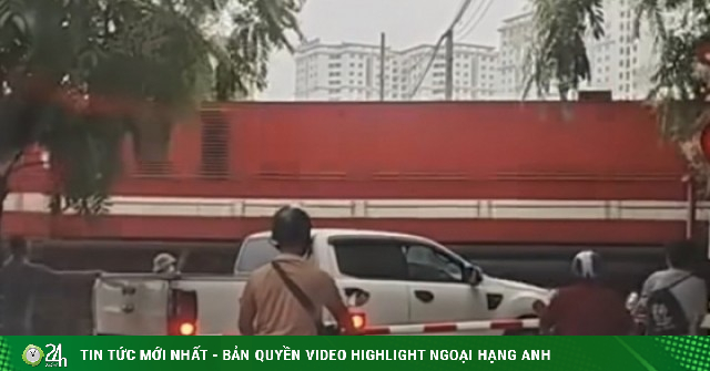 Tài xế bán tải mắc kẹt khi cố tình vượt rào chắn đường sắt bị phạt 5 triệu đồng
