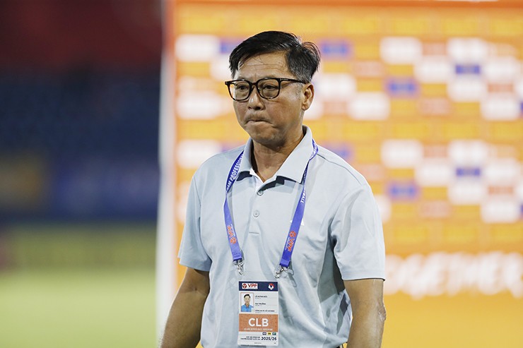 HLV Lê Huỳnh Đức thất vọng với chuối trận đáng quên của đội nhà.