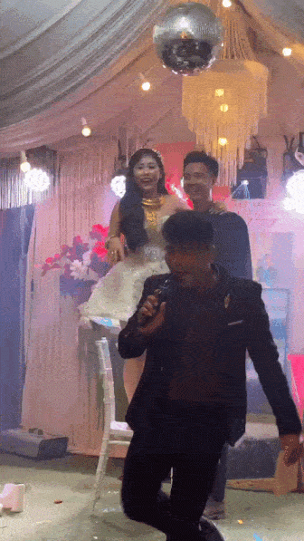 Cô dâu bắc ghế 50cm hôn chú rể 1m9 trong đám cưới ở miền Tây - 3