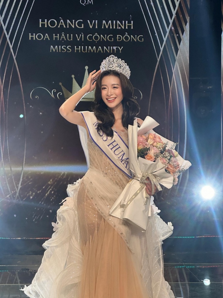 Bộ phim truyền hình “Lời hứa đầu tiên” khai thác trực diện đời sống của các hoa hậu – một thế giới tưởng chừng chỉ có ánh hào quang. Trong phim, Trang Emma đảm nhận vai nữ chính Vi Minh - người đăng quang trong cuộc thi Hoa hậu&nbsp;vì&nbsp;cộng đồng.&nbsp;Những ngày đầu đăng quang, Vi Minh gặp không ít khó khăn.&nbsp;Hành trình bước chân vào showbiz của Vi Minh không chỉ là con đường trải đầy ánh sáng, mà còn ẩn chứa vô số cạm bẫy, cám dỗ và những mối quan hệ phức tạp.