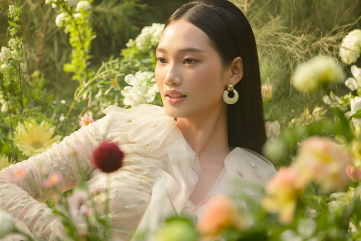 Quỳnh Anh sinh năm 1999.&nbsp;Trước khi lấn sân sang diễn xuất, Quỳnh Anh là người mẫu nổi bật. Cô được nhiều người biết đến sau khi tham gia chương trình&nbsp;The Face Vietnam 2018.&nbsp;Năm 2021, Quỳnh Anh giành ngôi vị&nbsp;Quán quân của cuộc thi siêu mẫu quốc tế Supermodel Me (Siêu mẫu châu Á). Cô ghi dấu ấn khi giành danh hiệu Á hậu 1 Hoa hậu Hoàn vũ Việt Nam 2024.&nbsp;