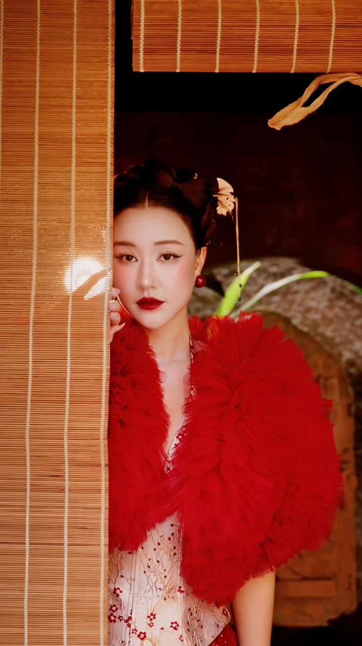 Maya tên thật là Mai Thu Hường, sinh năm 1988, được khán giả biết với vai trò ca sĩ, diễn viên. Cô từng tham gia các phim điện ảnh 