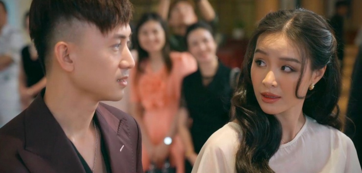 Tạo hình nhân vật hoa hậu Vi Minh của Trang Emma cũng là tâm điểm tranh cãi cho khán giả ngay 2 tập đầu lên sóng. Nhiều người cho rằng nữ diễn viên chưa đủ nổi bật về nhan sắc và thần thái cũng như chiều cao để vào vai hoa hậu. 