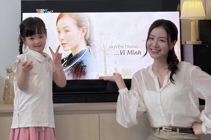 Trang Emma chia sẻ hình ảnh cùng con gái bắt gặp khoảnh khắc nhân vật của mình xuất hiện trên tivi. 