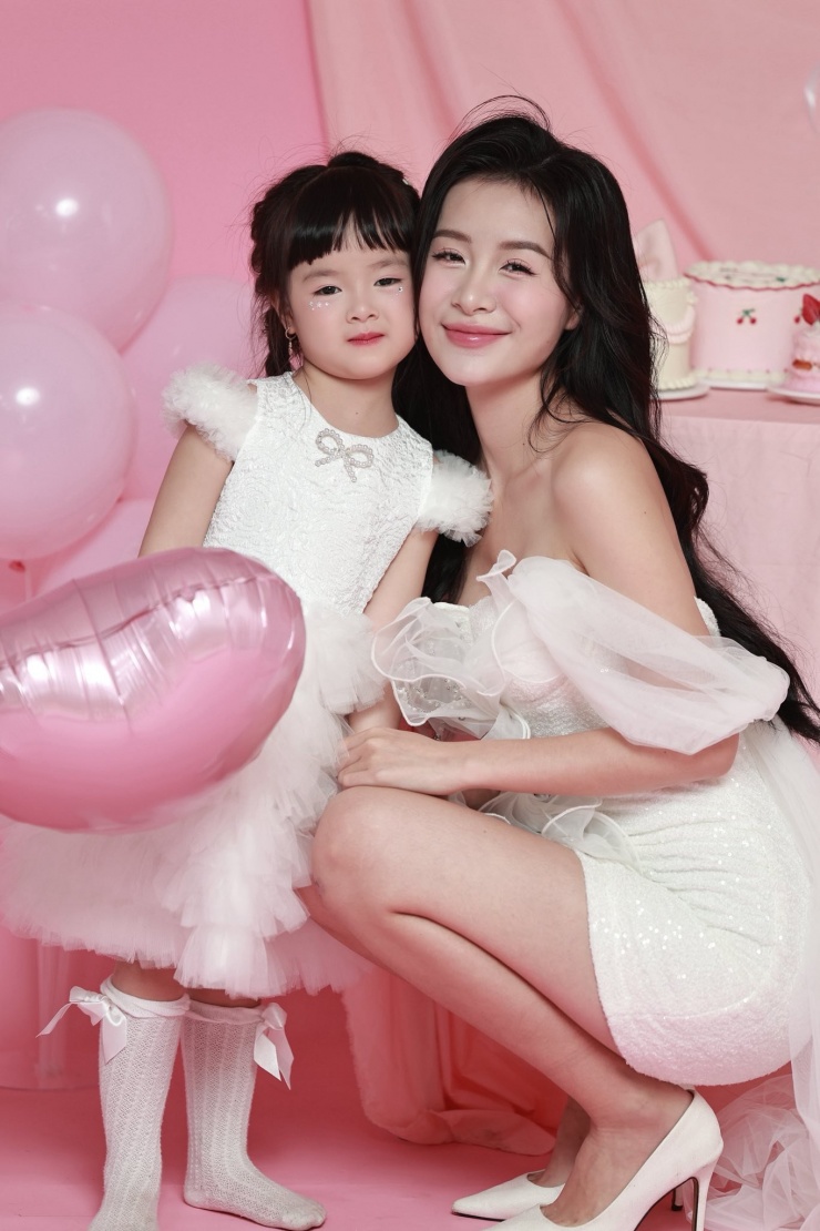 Trang Emma là mẹ của một bé gái xinh xắn vừa tròn 5 tuổi. Cô sinh con đầu lòng khi vẫn đang là sinh viên. 