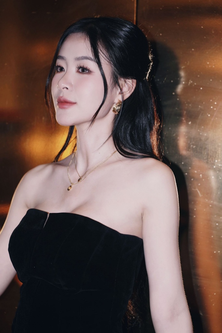 Nữ diễn viên khởi đầu với một vai nhỏ trong phim "Làng trong phố". Tuy nhiên, Trang Emma chỉ để lại dấu ấn qua vai Hồi thời trẻ trong "Không thời gian"