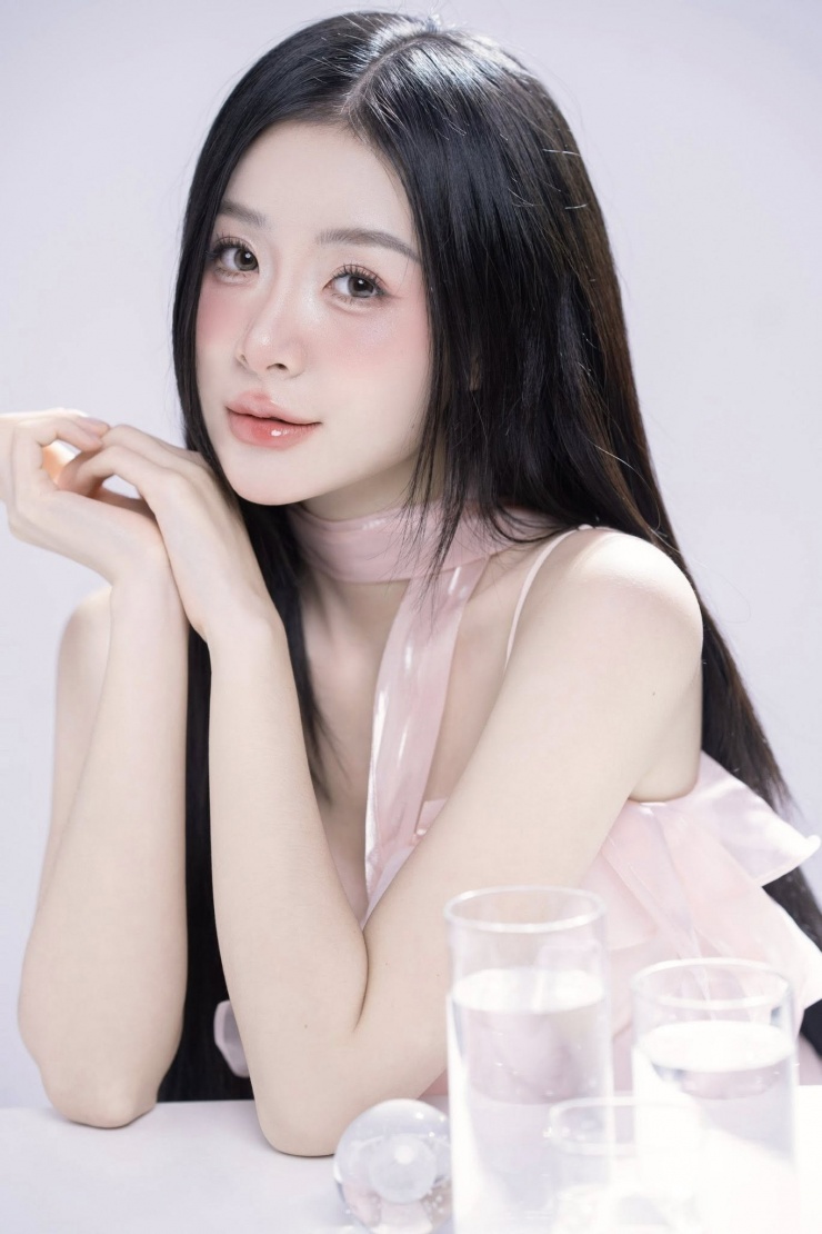 Kế đến nữ diễn viên đóng vai siêu lừa trong "Những nẻo đường gần xa" và Yến "thờn bơn" trong "Không giới hạn". 