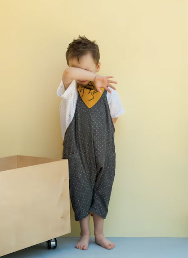 Khi cha mẹ không đặt ra quy tắc rõ ràng, lúc dễ dãi, lúc lại quá nghiêm khắc, trẻ càng khó hình thành ý thức trách nhiệm. Ảnh minh họa