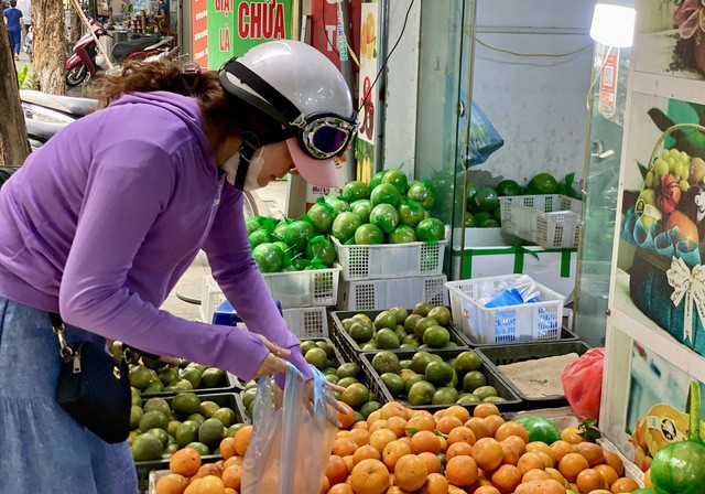 Bưởi da xanh nổi tiếng với vị ngọt thanh, dịu nhẹ, không chua hoặc chỉ chua rất nhẹ. Tép bưởi màu hồng đỏ, mọng nước, mùi thơm đặc trưng, không bị đắng và thường rất ít hoặc không có hạt.