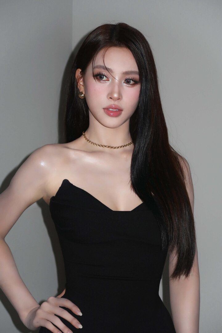 Suốt gần thập kỷ qua, dù trong "vườn" hoa hậu liên tục có thêm những bông hoa mới, Tiểu Vy luôn giữ được sức nóng. Năm 2022, cô từng thắng danh hiệu "Mỹ nhân của năm" tại giải thưởng Ngôi sao của năm.