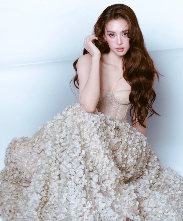 Thời điểm hiện tại, Tiểu Vy vẫn đắt show sự kiện, là gương mặt đại diện của nhiều nhãn hàng. Gương mặt của người đẹp sinh năm 2000 được đánh giá là có "tỷ lệ vàng", nhan sắc ngày càng rực rỡ.