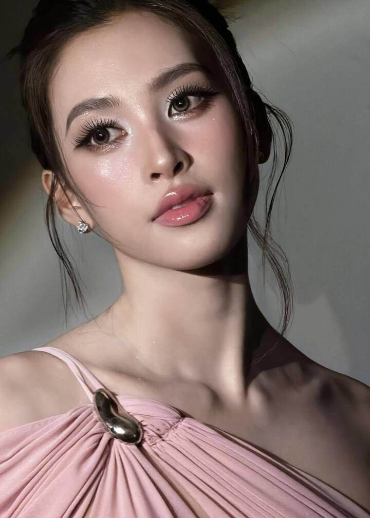 Bên cạnh đó, Tiểu Vy cũng chứng minh bản thân là người đẹp đa tài khi lấn sân điện ảnh. Dịp Tết 2025, Tiểu Vy thủ vai chính trong "Bộ tứ báo thủ" của đạo diễn Trấn Thành. Tác phẩm từng "càn quét" phòng vé và đem về mốc doanh thu hơn 300 tỷ đồng.