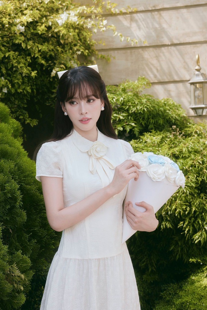 Nàng hậu tự nhận đã đến tuổi lấy chồng, song cô không gặp áp lực, muốn để mọi thứ phát triển tự nhiên, theo duyên số. Bố mẹ hoa hậu cũng không hối thúc nên Tiểu Vy chọn ưu tiên phát triển sự nghiệp.