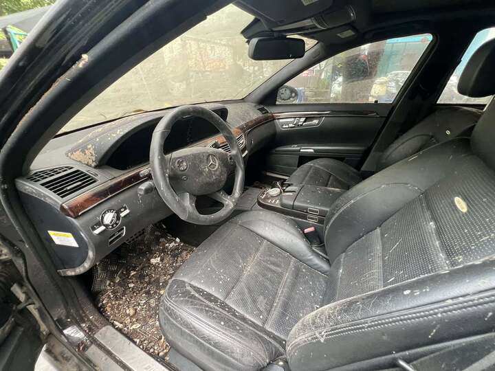 Nhiều bụi bẩn bám trên xe.