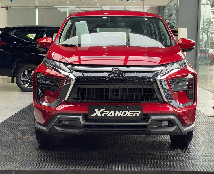 Cụm lưới tản nhiệt hình chữ X bản to được mạ crom sáng bóng.