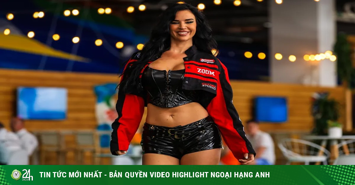 Fan nữ gợi cảm nhất World Cup gây bão khi mặc bikini nhỏ xíu trên sườn núi