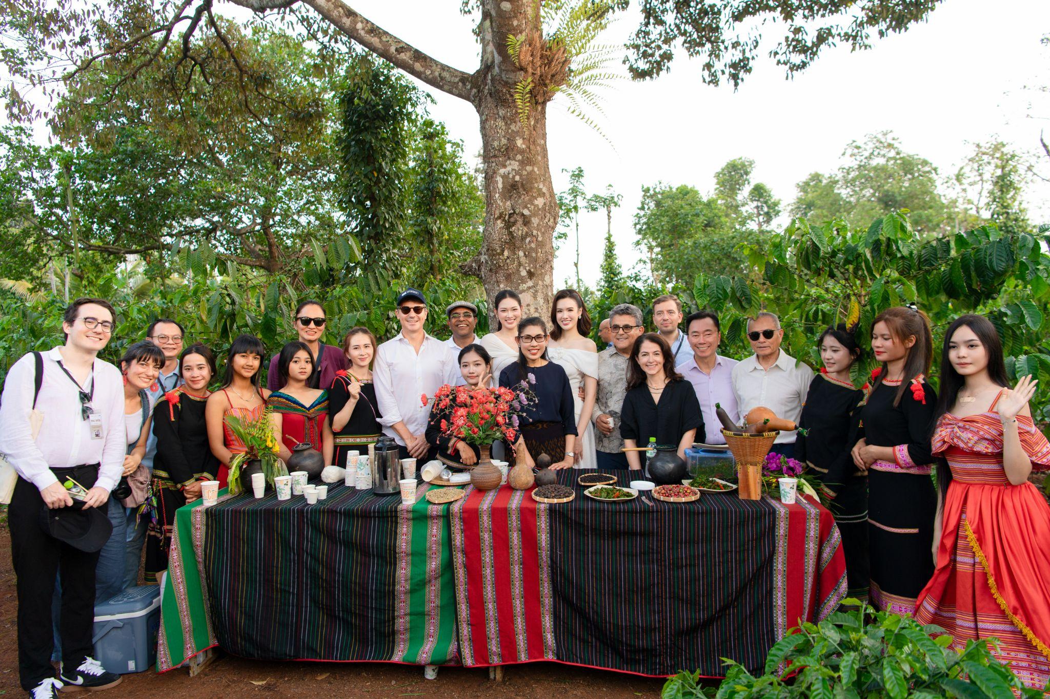 Phương Linh, Mỹ Anh kể câu chuyện “di sản sống” cà phê tại Buôn Ma Thuột - 3