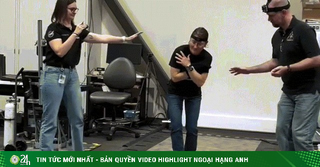 Nữ phi hành gia Artemis II chật vật đi lại sau 10 ngày không trọng lực