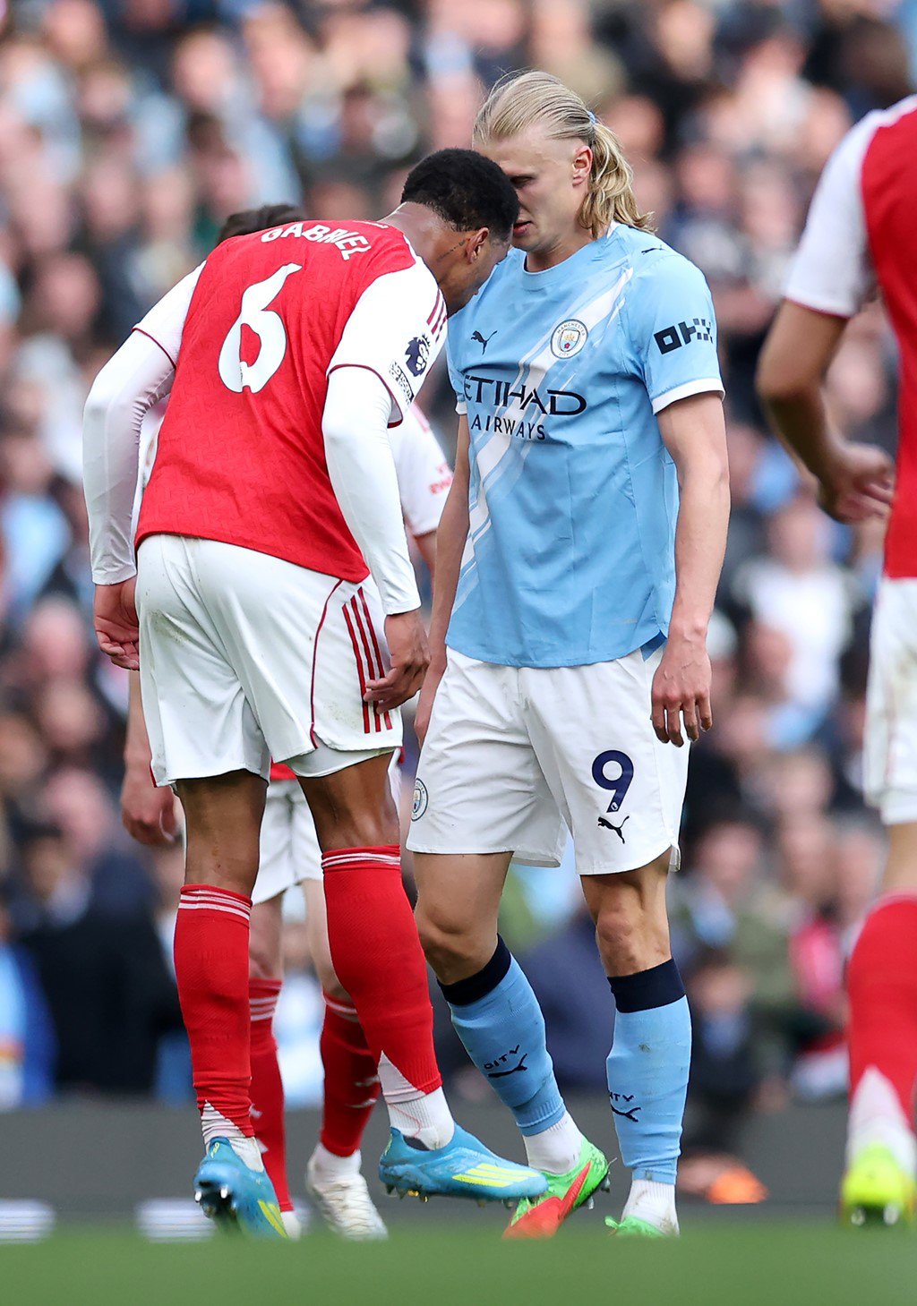 Màn trạm chán giữa Gabriel và Haaland