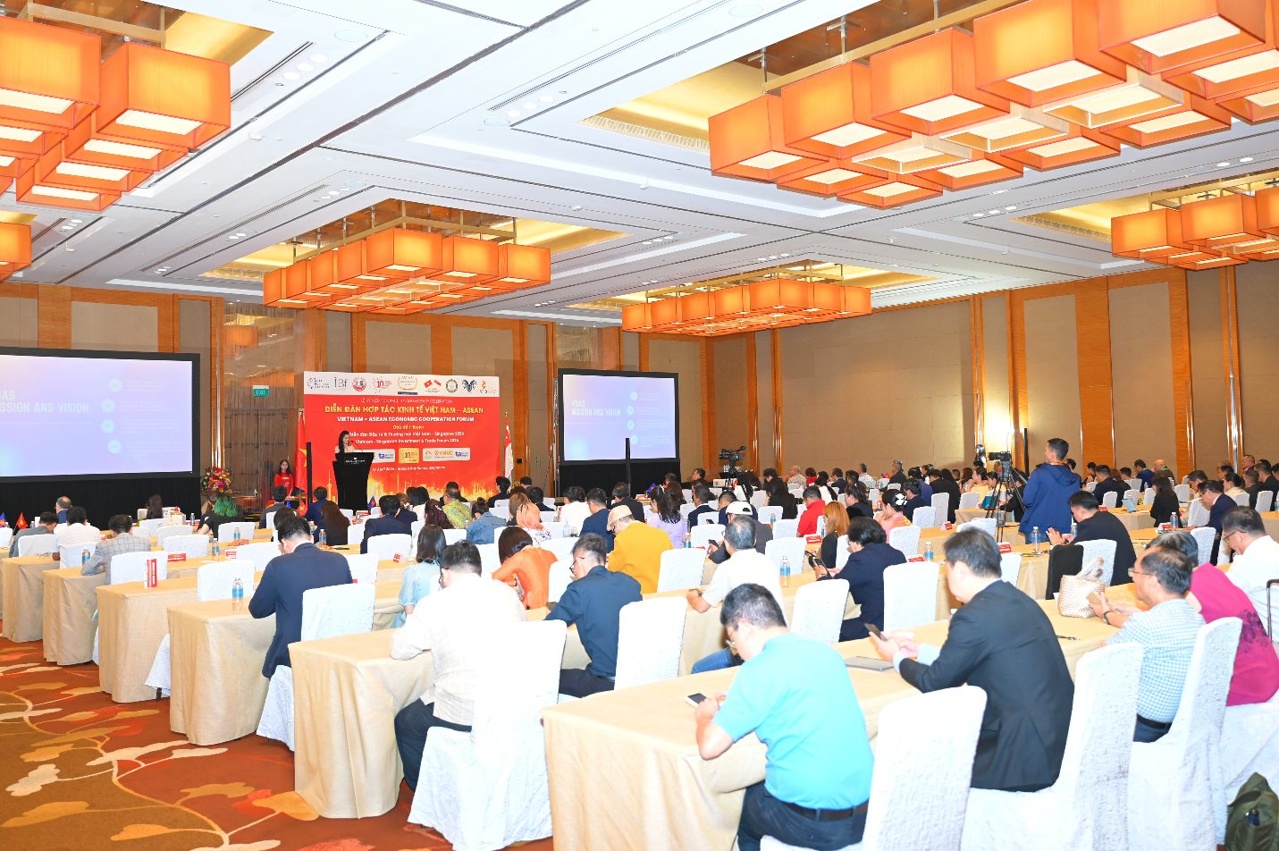 Các đại biểu và khách mời tham dự: Diễn đàn hợp tác kinh tế Việt Nam – ASEAN tại Singapore