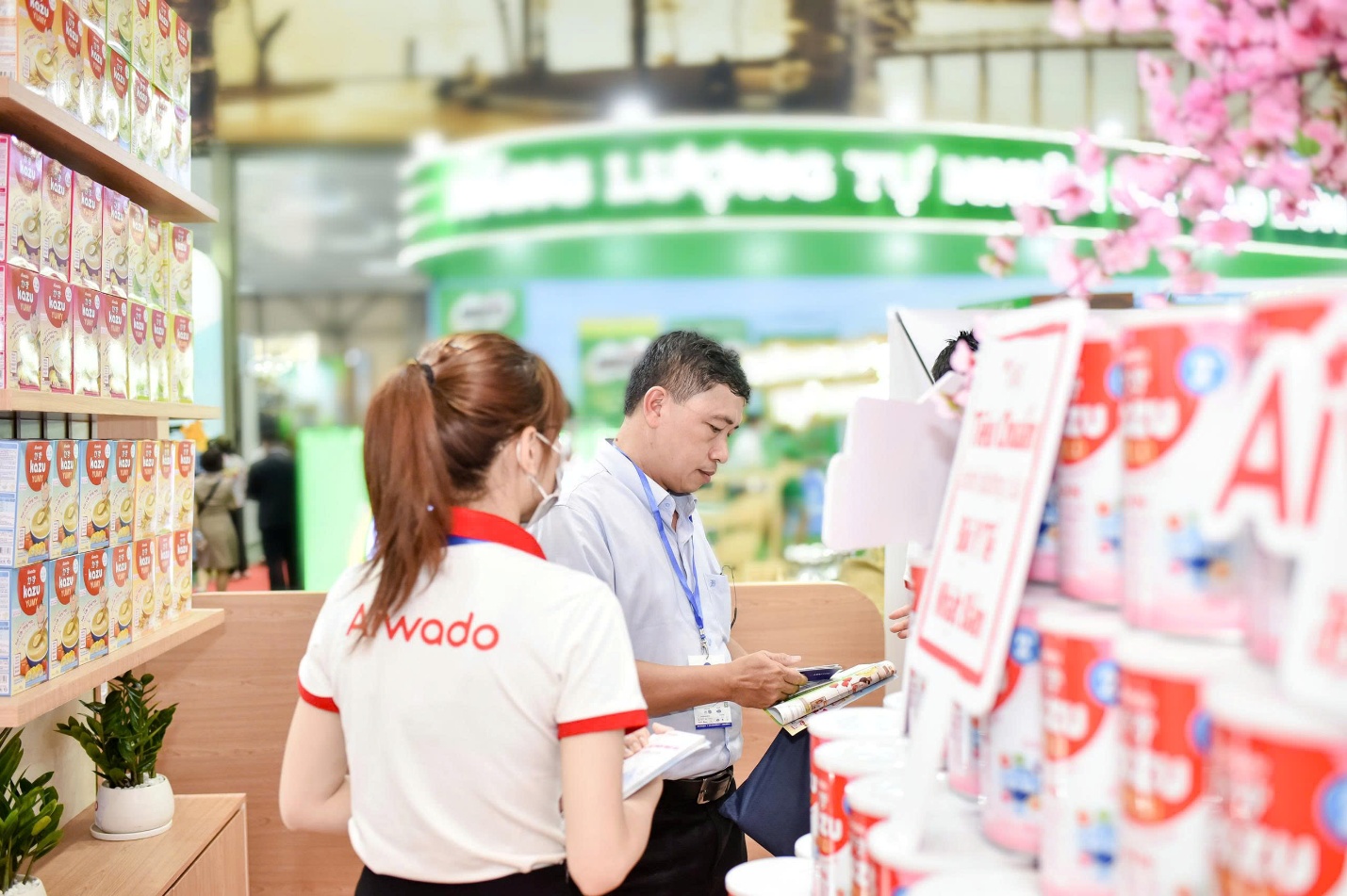 Khách hàng tìm hiểu sản phẩm dinh dưỡng của Aiwado tại triển lãm.