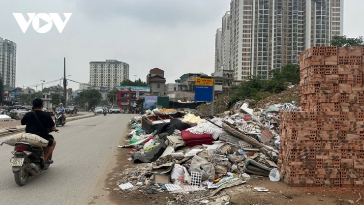 Một điểm đón xe buýt rác ngập gần kín.