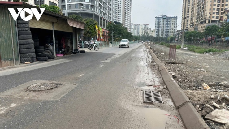 Các cửa ga thu nước cũng cao hơn mặt đường khiến nước mưa không thể thoát, tiềm ẩn nguy cơ ngập úng.