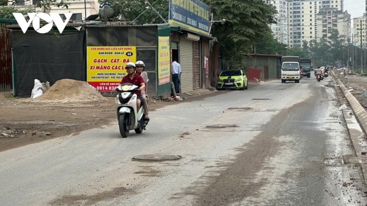 Trên phần đường đã được trải nhựa, nhiều miệng cống giữa đường bị nhô cao như đánh bẫy người đi đường.