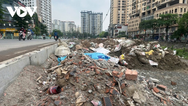 Tràn ngập trạc thải xây dựng đổ trộm.