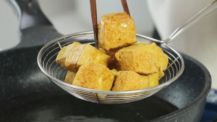 Rán đậu, nhớ chọn miếng có đặc điểm này đậu mới vàng ươm, giòn trong mềm ngoài lại chẳng lo bị nát bét - 4