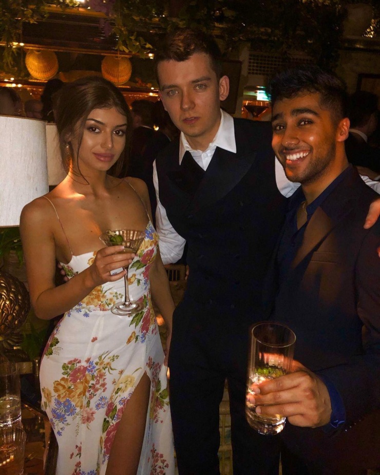 Mimi Keene chung khung hình với Asa Butterfield, bạn diễn của cô trong "Sex Education".