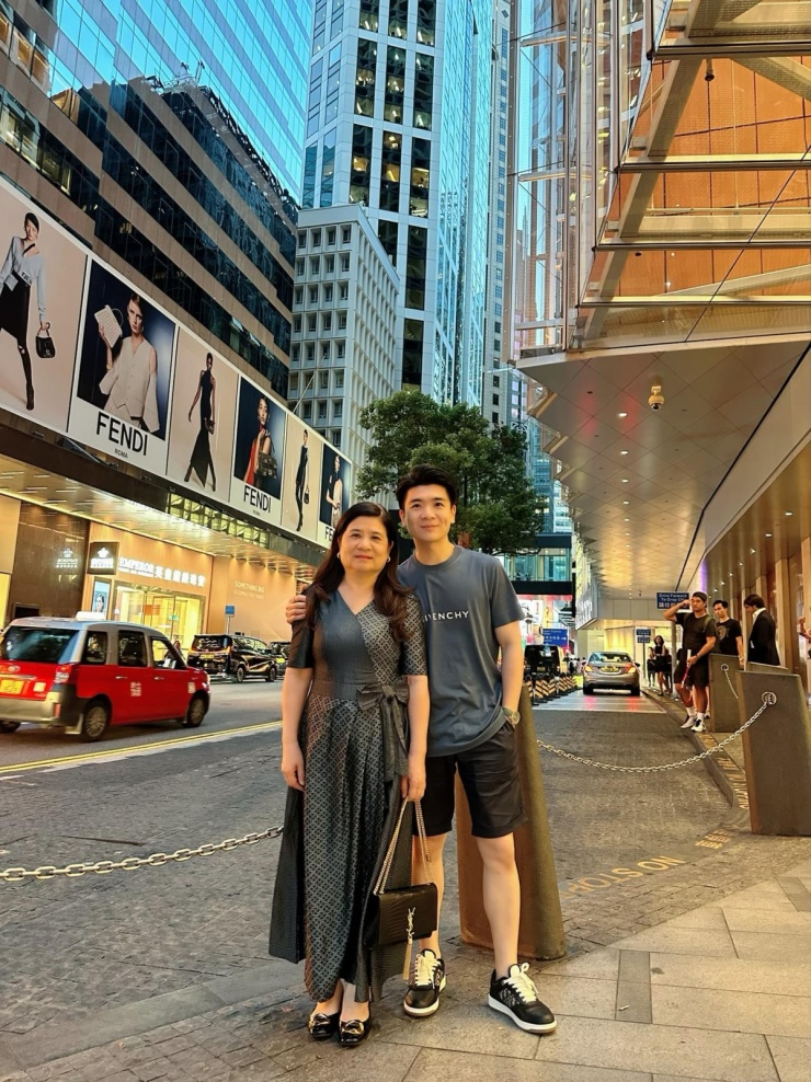 Mẹ chồng Đỗ Mỹ Linh diện set đồ gần 200 triệu đồng mừng tuổi mới - 9