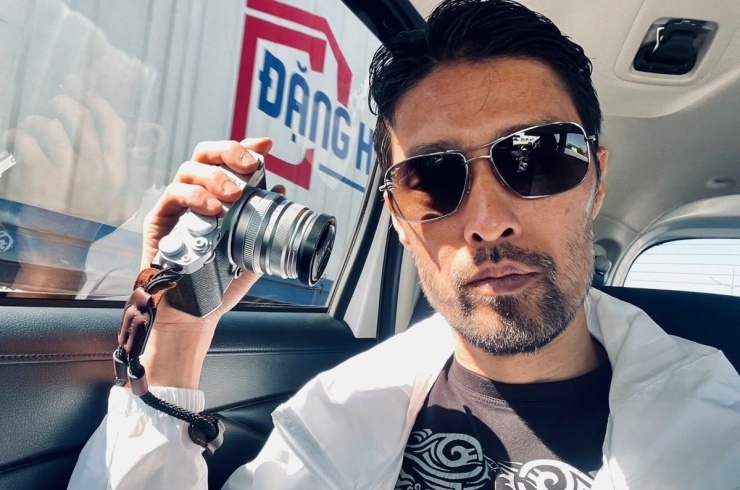 Khi đi du lịch, tài tử chuộng phong cách thể thao, khỏe khoắn với áo thun, áo hoodie và kính râm.