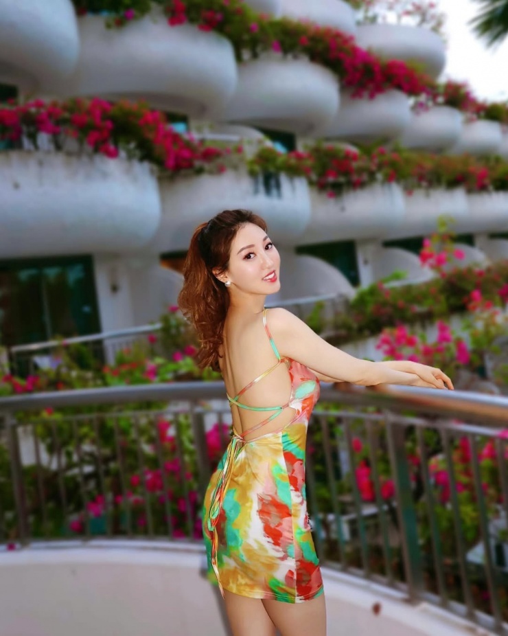 Á hậu Hong Kong tận hưởng cuộc sống sau ly hôn đại gia - 1