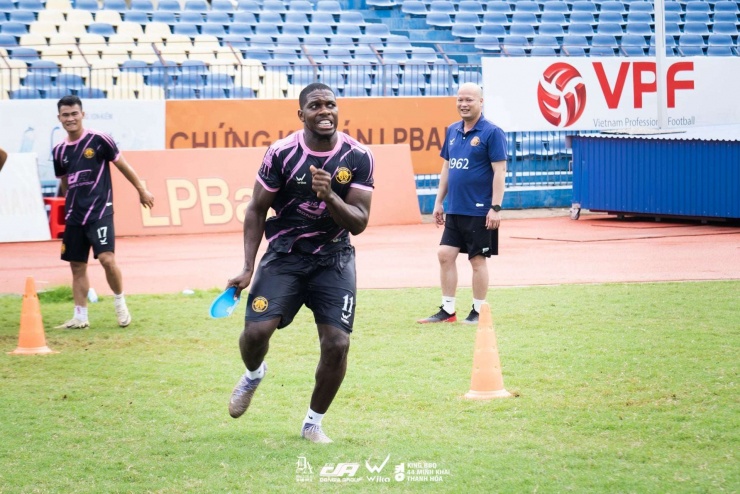 Ngày 17/4 vừa qua, Rimario Gordon đã dừng tập luyện, thi đấu tại CLB Đông Á Thanh Hóa. Theo một số nguồn tin, anh đã tạm trở về quê nhà Jamaica để nghỉ ngơi. Nguyên nhân của sự việc này được cho là Rimario Gordon có vướng mắc liên quan đến tiền lương với đội bóng nên đưa ra quyết định trên. Ảnh: Đông Á Thanh Hoá.