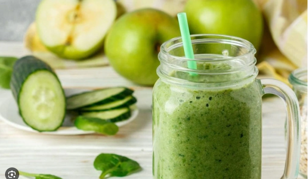 Cho táo, dứa, dưa leo và gừng vào máy ép và ép lấy nước. Bạn rót phần nước ép vào ly, thêm vào 3 muỗng đường cùng một ít đá lạnh. Khuấy đều và thưởng thức.