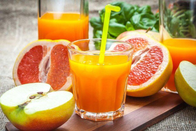 Nước ép bưởi và táo là loại nước detox phổ biến với các bạn tập luyện vóc dáng, nước ép có khả năng thanh nhiệt, loại bỏ độc tố, giảm cân và tăng cường quá trình trao đổi chất.