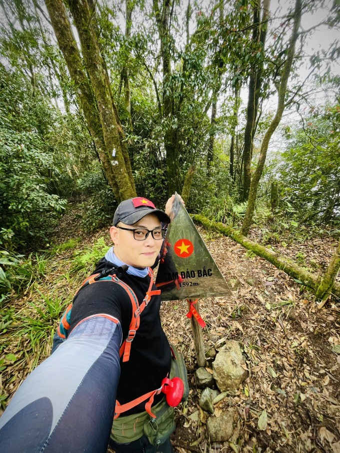Nguyễn Quang Tiến, sinh năm 1991, làm việc trong lĩnh vực giáo dục. Đam mê trekking nên anh Tiến có khoảng 3 năm gắn bó với bộ môn này và thường đứng vai trò tổ chức cho bạn bè, người thân khám phá, chinh phục các cung trekking gần Hà Nội.