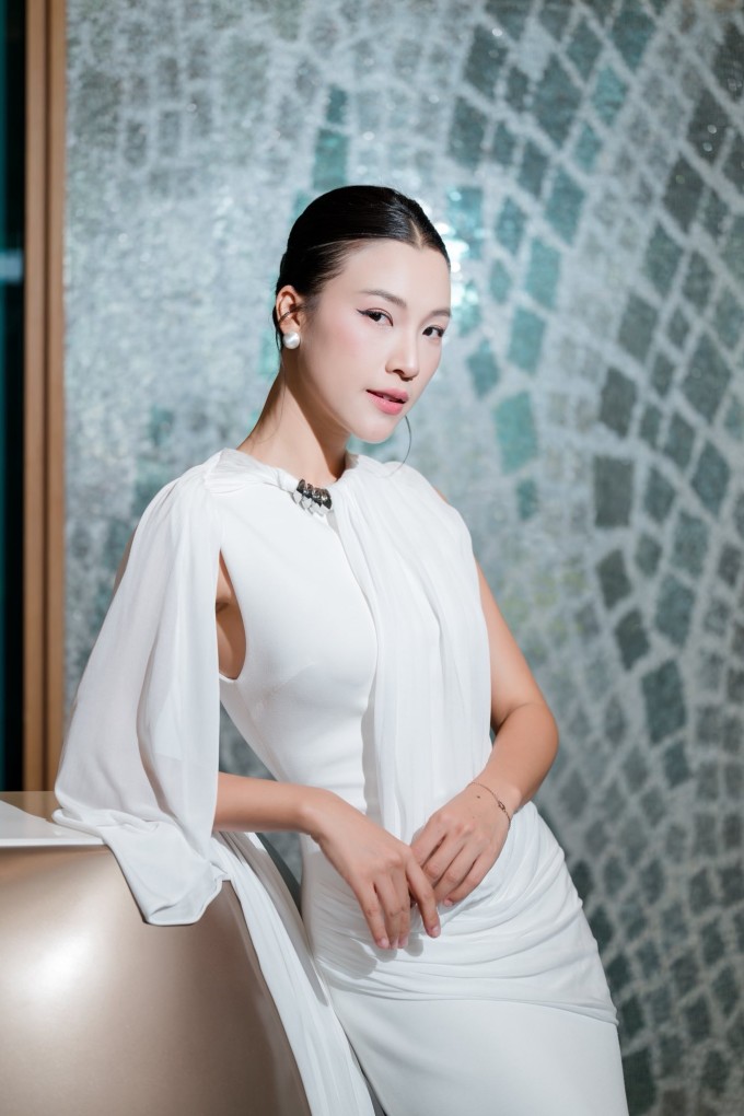 Hoàng Oanh đắt show làm MC, đi sự kiện.