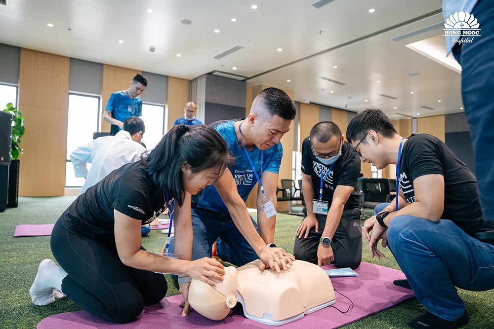 Học viên thực hành trên mô hình gắn cảm biến phản hồi thông số trực tiếp